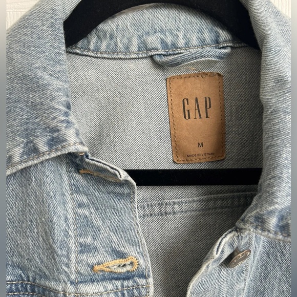 Gap Women’s Jean Jacket, Light To Medium Wash- Size Medium - Picture 2 of 4